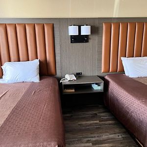 Queen Room Two Queen Beds Smoking